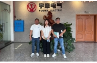 新疆海外客戶來廠采購遠(yuǎn)程遙控型5噸湘潭鋰電池電機(jī)車